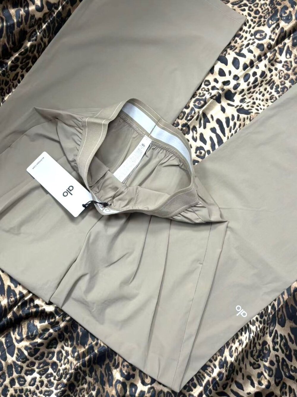 Brand new with tags Alo Yoga Suit Up Trouser Gravel Regular Fit✨ - Picture 3 of 10